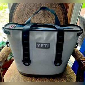 Yeti Hopper 30 includes shoulder strap, manual and stickers
